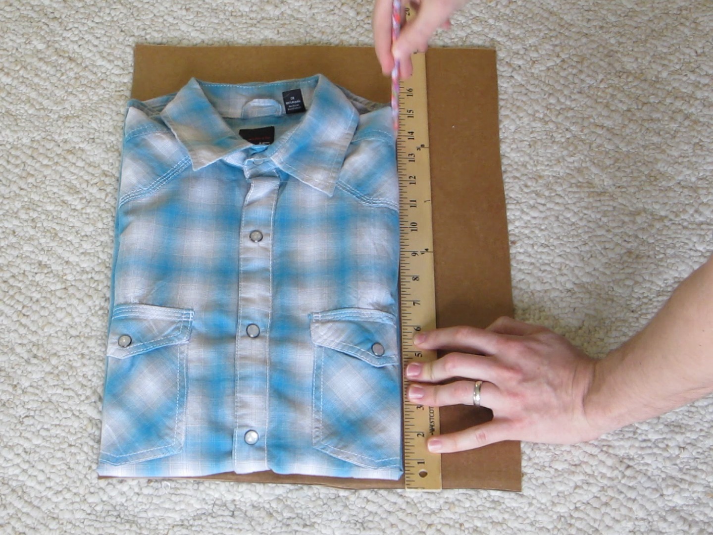 How to Fold a t-shirt using cardboard