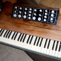 Keyboard synth from salvage