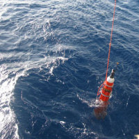 Bobbing naval generator runs “eternally” on ocean’s heat