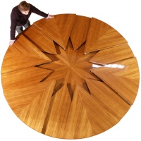 Radially expanding and contracting table