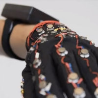 Smart Glove Helps Hearing and Sight-Impaired to Text