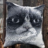 Knitted Grumpy Cat Pillow