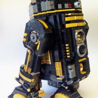 Lego R2 Looks Sweet in Black and Gold