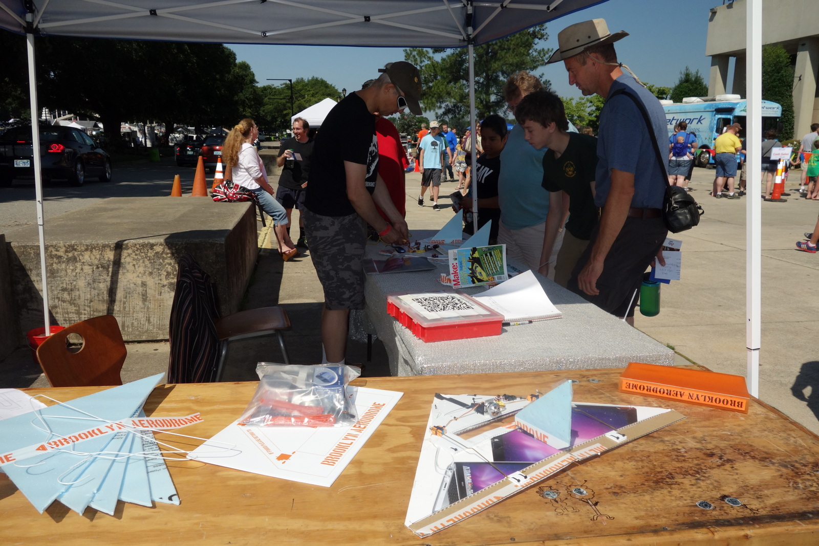 | Make: DIY Projects and Ideas for Makers