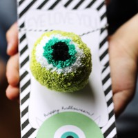 How-To: Eyeball Pom Pom