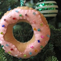 How-To: Adorable Felt Doughnut Ornaments