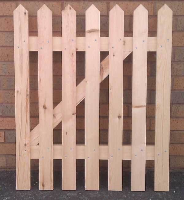How To Make A Picket Fence Gate in about 30 Minutes