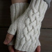 Spring Knits: Traveling Cable Hand Warmers