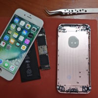 Westerner Builds iPhone from Parts in the Shenzhen, China Marketplace